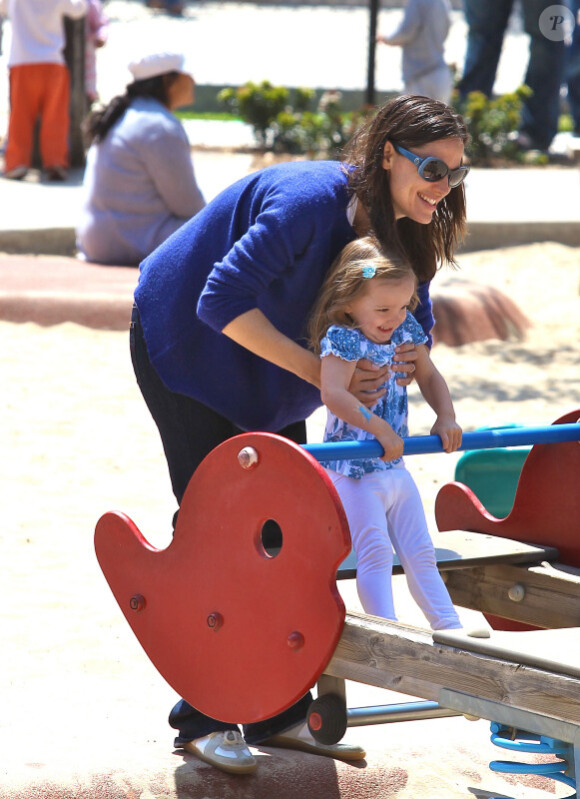 Jennifer Garner et sa fille Seraphina dans un parc de Santa Monica, le 19 mai 2011.
