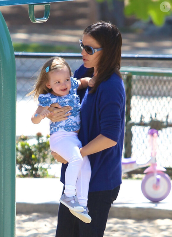 Jennifer Garner joue avec sa fille Seraphina dans un parc de Santa Monica, le 19 mai 2011.