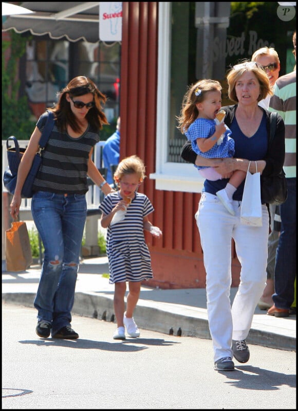 Jennifer Garner, ses filles Violet et Seraphina, et la mère de Ben Affleck se promènent dans les rues de Los Angeles, le 21 mai 2011.