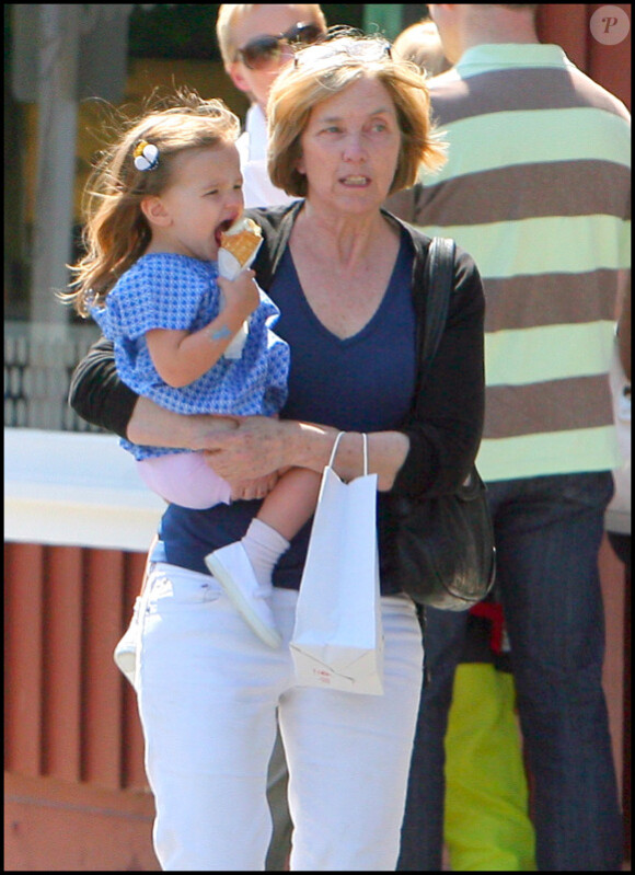 La mère de Ben Affleck porte sa petite-fille Seraphina dans les rues de Los Angeles, le 21 mai 2011.