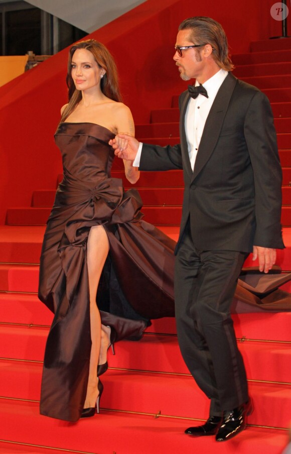 Angelina Jolie dévoile ses magnifiques jambes dans une robe fendue tendance et sexy ! Cannes, 16 mai 2011