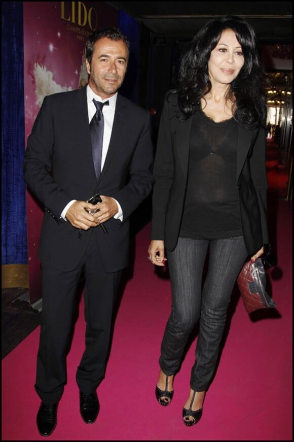 Bernard Montiel et Yamina Benguigui lors de la 5000e de la revue Bonheur du Lido. A Paris, le 30 mai 2011