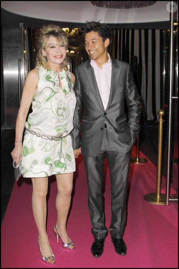 Grace de Capitani et Phan Theo lors de la 5000e de la revue Bonheur du Lido. A Paris, le 30 mai 2011