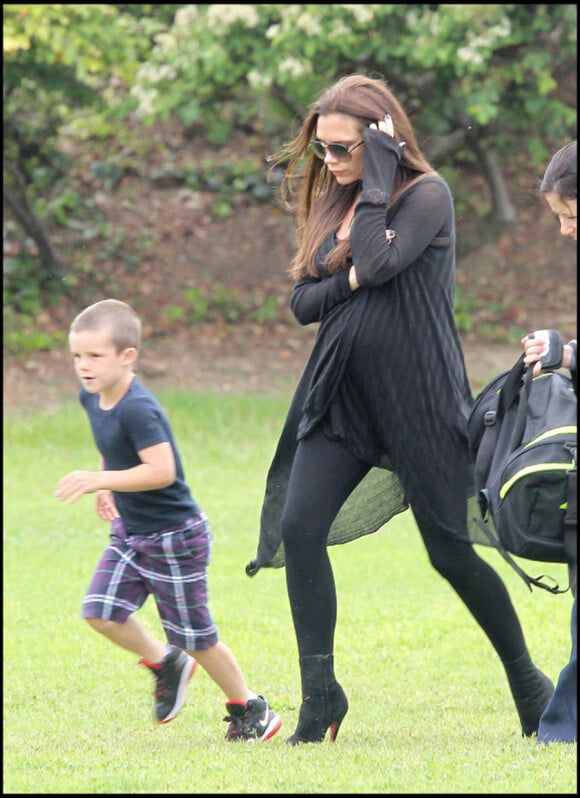 Victoria Beckham va chercher son fils Cruz à son entraînement de foot, à Los Angeles, le 28/05/2011