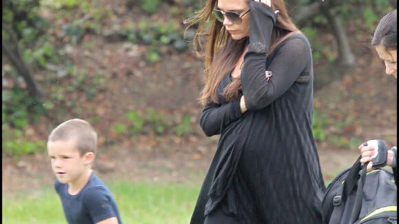 Victoria Beckham : Enceinte, elle ne lâche pas ses talons, même pour son fils !