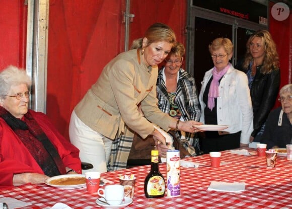 Mardi 31 mai 2011, la princesse Maxima servait les crêpes, lors de l'inauguration de la fondation Present.