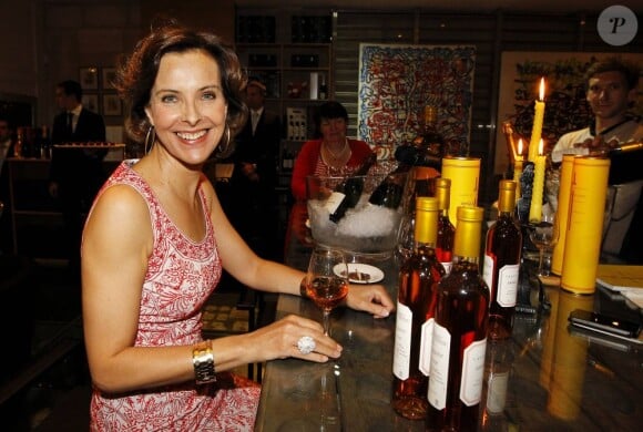 Carole Bouquet et son vin Sangue d'Oro, le 2 juin 2011 dans la cave Magnum à Bordeaux