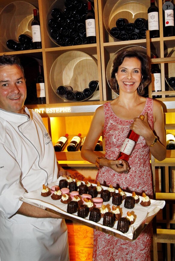 Carole Bouquet et un chef qui nous présente ses pâtisseries, le 2 juin 2011 à Bordeaux