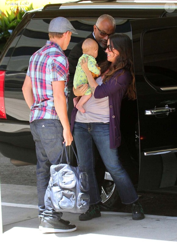 Alanis Morissette, Mario Treadway et leur fils Ever, à Los Angeles, le 1er juin 2011.