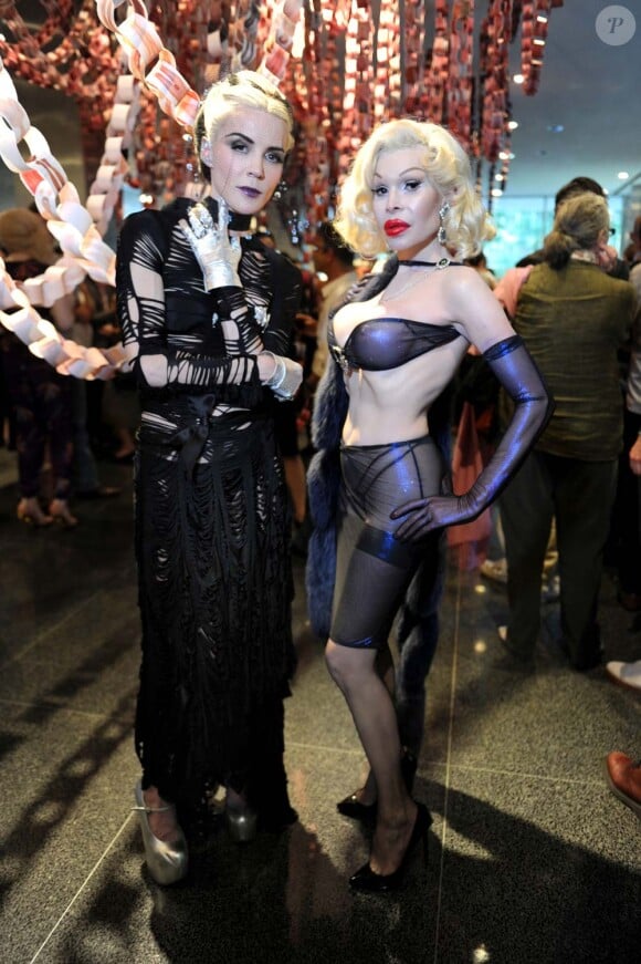 Inauguration de l'exposition From Darkness to Light à New York, le 2 juin 2011 : Daphne Guinness et Amanda Lepore.