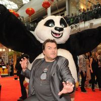 Jack Black, ninja déjanté, attire le tout-Londres... et un panda !