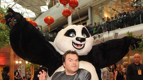 Jack Black, ninja déjanté, attire le tout-Londres... et un panda !