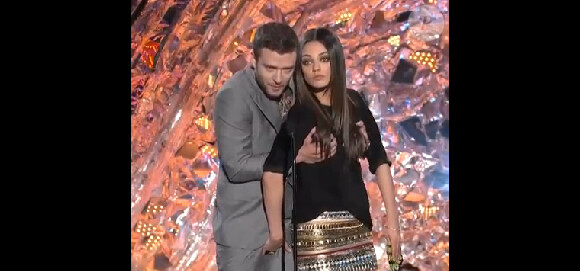 Mila Kunis et Justin Timberlake se pelottent avec humour lors des 20e MTV Movie Awards, à Los Angeles, le 5 juin 2011.