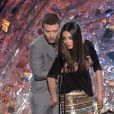 La jolie Mila Kunis et Justin Timberlake se pelottent avec humour lors des 20e MTV Movie Awards, à Los Angeles, le 5 juin 2011.