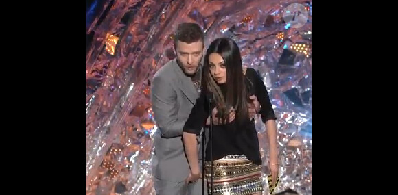 La jolie Mila Kunis et Justin Timberlake se pelottent avec humour lors des 20e MTV Movie Awards, à Los Angeles, le 5 juin 2011.