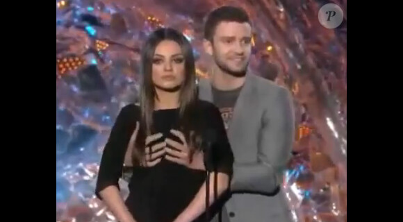 La ravissante Mila Kunis et Justin Timberlake se pelottent avec humour lors des 20e MTV Movie Awards, à Los Angeles, le 5 juin 2011.