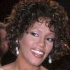 Whitney Houston est radieuse en 1997 au bras de son époux Bobby Brown, qui porte leur fille Bobbi Kristina, pour la première de Rodger and Hammerstein's Cinderella.