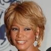 Quelques mois avant son divorce, Whitney Houston rayonne à un bal de charité, à Los Angeles, en 2006.