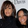 Quelques mois avant une nouvelle cure de désintoxication, Whitney Houston se rend avec sa fille, Bobbi Kristina, à un gala, la veille de la cérémonie des Grammy Awards, en février 2011 à Los Angeles.