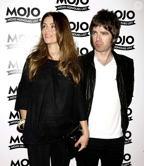 Noel Gallagher et sa future femme Sarah MacDonald, à Londres, le 18 juin 2007.