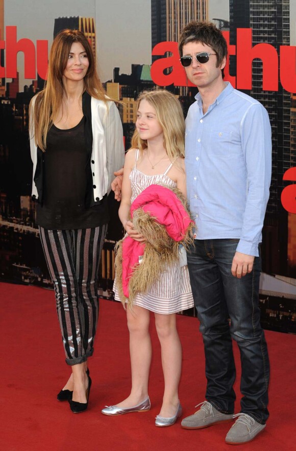 Noel Gallagher, avec sa fille Anaias (née d'une précédente relation), et sa future femme Sarah MacDonald, à Londres, le 19 avril 2011.