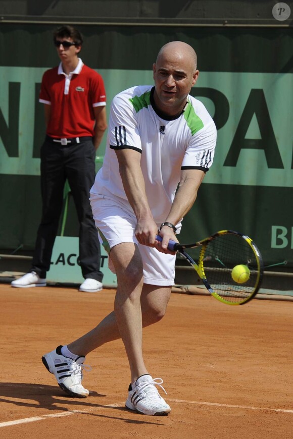 Le 4 juin 2011, Andre Agassi était de retour à Roland-Garros, 12 ans après sa victoire, le temps d'un match exhibition avec une autre légende américaine, Jim Courier.
