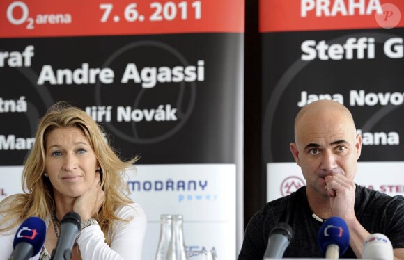 En conférence de presse mardi 7 juin 2011 en marge d'un match exhibition à Prague, Steffi Graf et Andre Agassi, mariés depuis 10 ans, ont encore laissé clairement voir leur complicité !