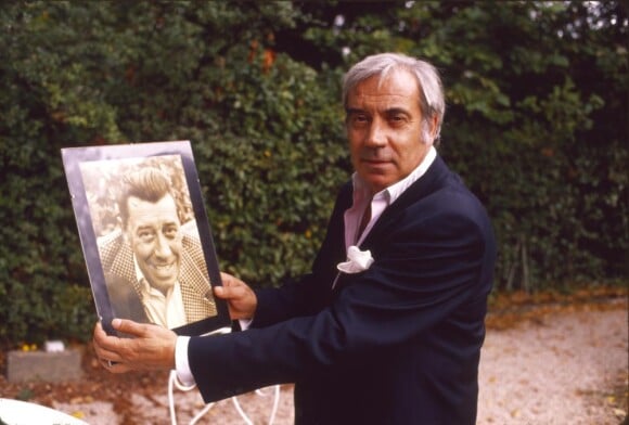 Franck Fernandel avec la photo de son père