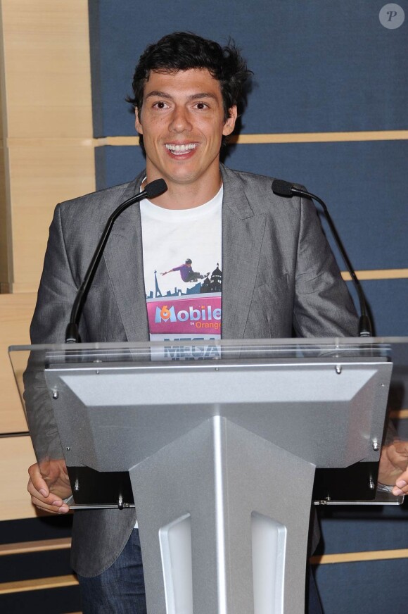Taïg Khris lors de la conférence de presse organisée en vue du prochain record du champion de roller, le jeudi 9 juin 2011.