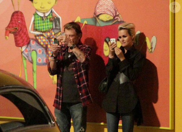 Johnny Hallyday et Laeticia visitent l'exposition Art in the streets au MOCA, à Los Angeles, le 9 juin 2011.