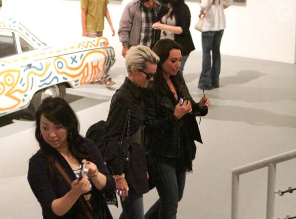Leaticia Hallyday et Laura Smet visitent l'exposition Art in the streets au MOCA, à Los Angeles, le 9 juin 2011.