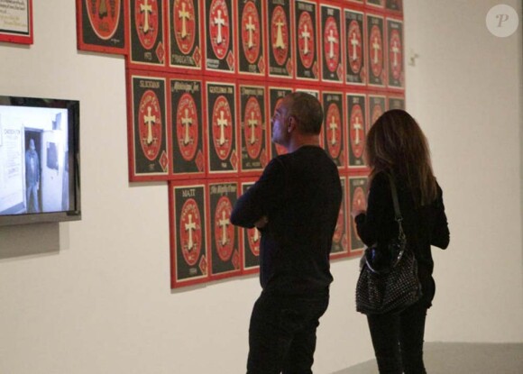 Christian Audigier et sa compagne visitent l'exposition Art in the streets au MOCA, à Los Angeles, mai 2011.
