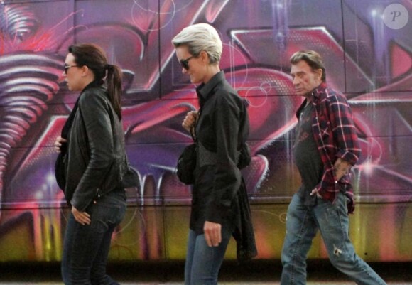 Johnny Hallyday, Laeticia et Laura Smet visitent l'exposition Art in the streets au MOCA, à Los Angeles, le 9 juin 2011.