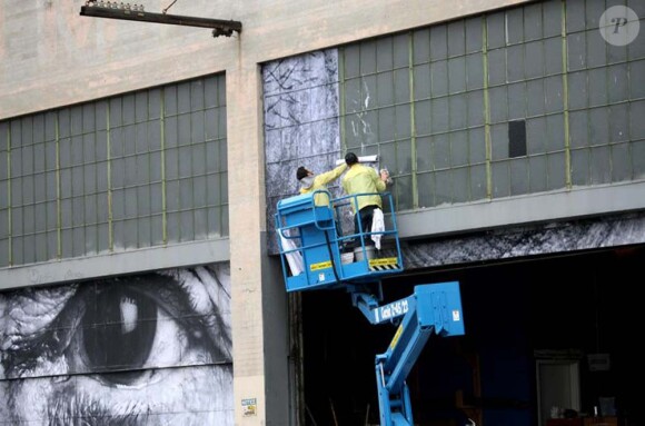 Le photgraphe français JR prépare l'exposition Art in the streets du MOCA à Los Angeles, mai 2011.