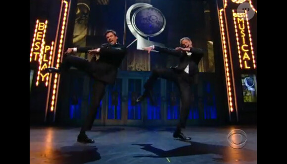 Neil Patrick Harris et Hugh Jackman chantent et dansent, lors de la 65e cérémonie des Tony Awards, à New York, le 12 juin 2011.