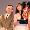 Patrice Leconte remet son prix à Monica Bellucci lors du Festival du Film de Taormina, en Italie, le 11 juin 2011.