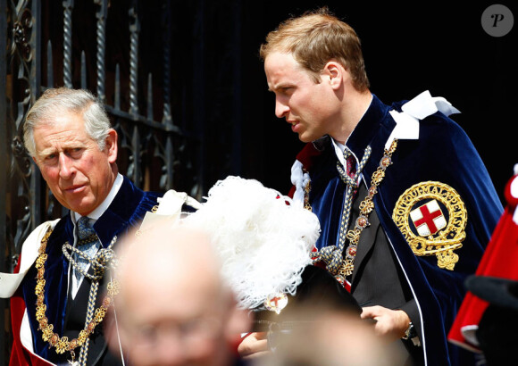 Le prince Charles et son fils William, duc de Cambridge lors de la cérémonie annuelle de l'Ordre de la jarretière dans la chapelle Saint George à Windsor le 13 juin 2011