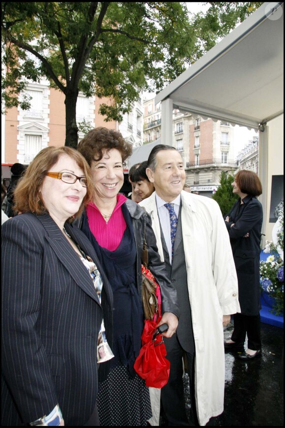 Véronique Colucci et Josiane Balasko, inauguration de la place Coluche à Paris, le 29 octobre 2006.