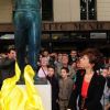 Inauguration de la statue de Coluche à Montrouge, le 14 juin 2011, en présence de Véornique Colucci, veuve de l'humoriste décédé le 19 juin 1986.