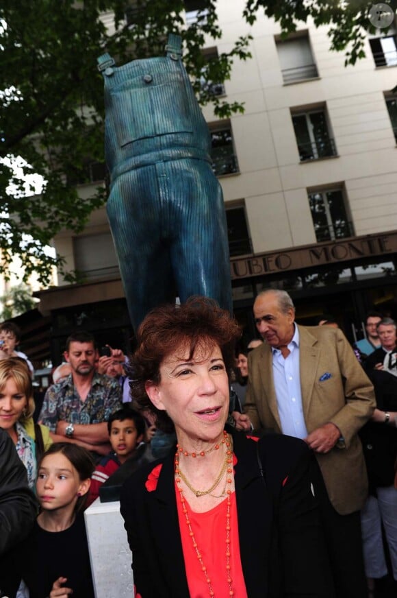 Inauguration de la statue de Coluche à Montrouge, le 14 juin 2011, en présence de Véornique Colucci, veuve de l'humoriste décédé le 19 juin 1986, et Pierre Bénichou.