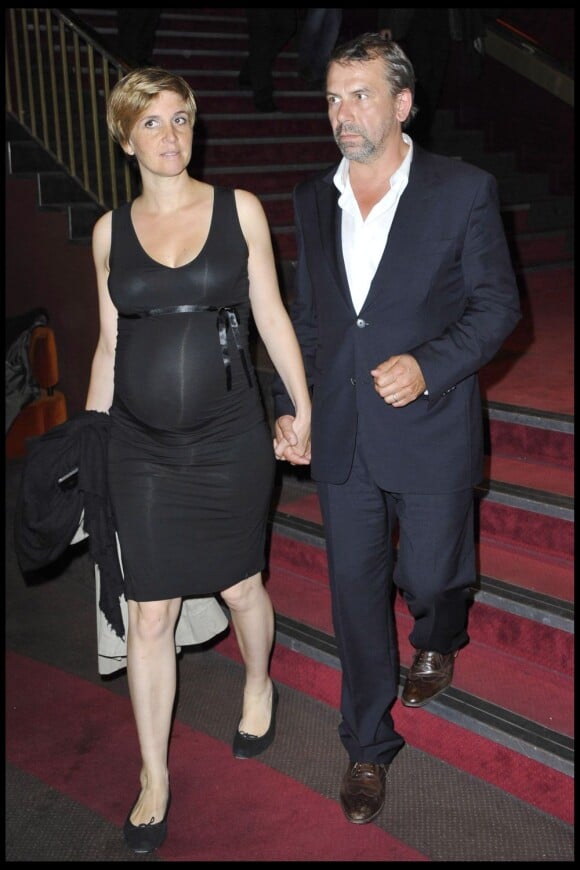 Philippe Torreton et sa femme Elsa Boublil attendant un heureux événement, lors de l'avant-première de Présumé Coupable, au Gaumont Marignan des Champs-Elysées, à Paris, le 14 juin 2011.