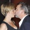 Philippe Torreton embrasse sa femme Elsa Boublil, lors de l'avant-première de Présumé Coupable, au Gaumont Marignan des Champs-Elysées, à Paris, le 14 juin 2011.