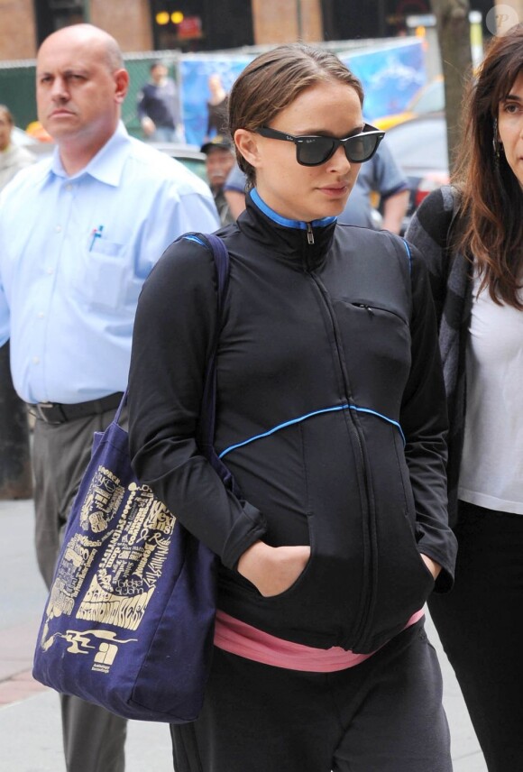 Natalie Portman enceinte dans les rues de New York, le 25 avril 2011