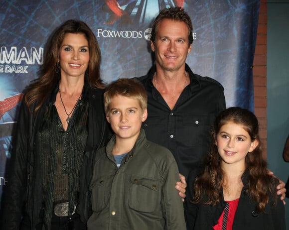 Cindy Crawford, son mari Randy Gerber, et leurs enfants Presley et Kaia lors de la première de la comédie musicale Spider-man : Turn off the Dark à New York le 14 juin 2011
