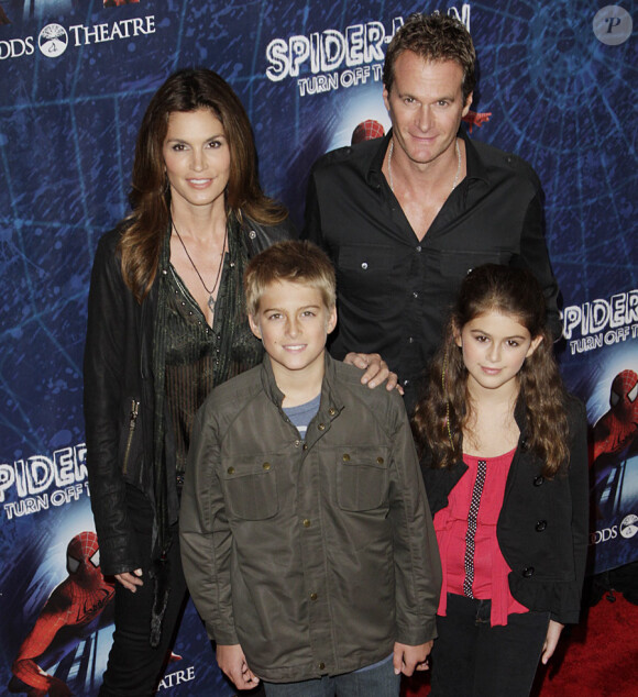 Cindy Crawford, son époux Randy Gerber et leurs enfants Presley et Kaia lors de la première de la comédie musicale Spider-man : Turn off the Dark à New York le 14 juin 2011