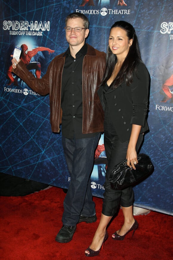 Matt Damon et sa femme Luciana lors de la première de la comédie musicale Spider-man : Turn off the Dark à New York le 14 juin 2011