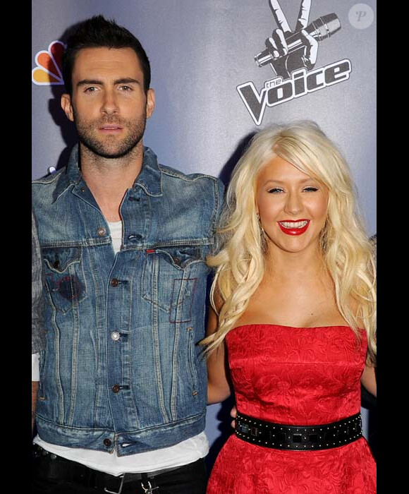 Christina Aguilera et Adam Levine de Maroon 5 posent pour la promotion de l'émission de NBC The Voice en mars 2011 à Los Angeles