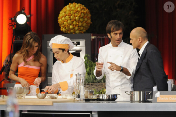 Elisabetta Canalis a charmé le public derrière les fourneaux ! Milan, le 15 juin 2011, sur le plateau d'une émission de cuisine.