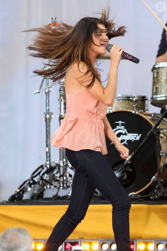 Son passage à l'hôpital parait bien loin ! Selena Gomez se déchaîne sur scène lors d'un concert à Central Park à New York, le 17 juin 2011