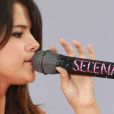 La starlette a même un micro à strass signé Selena... La classe ! New York, 17 juin 2011